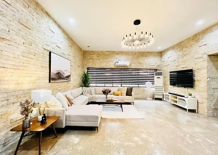 4br Huge House Up To 30px With 2 Car Park